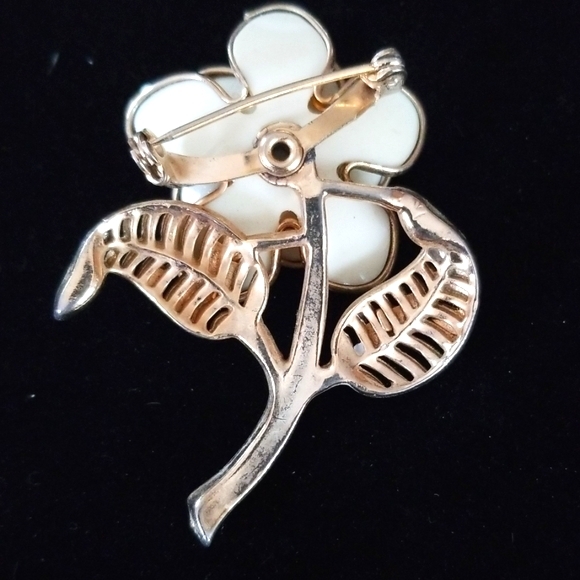 Vintage Mid Century Gold Tone Flower Brooch - Picture 4 of 8